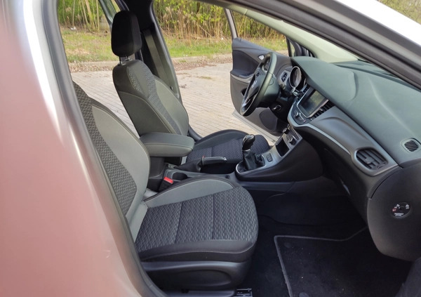 Opel Astra cena 58999 przebieg: 57000, rok produkcji 2021 z Sompolno małe 497